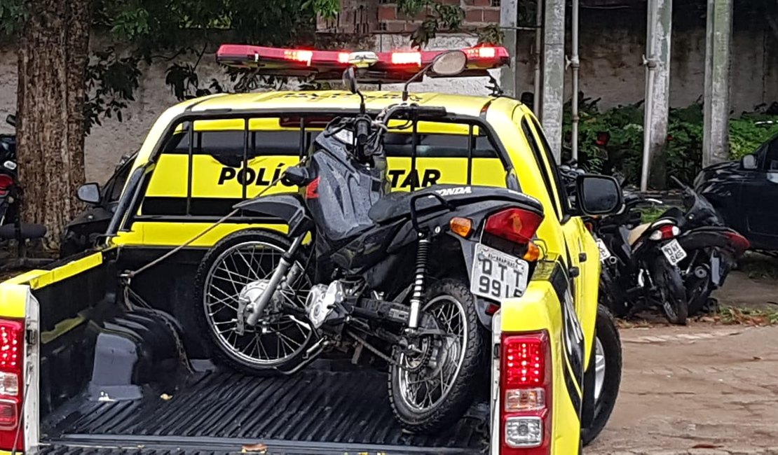 Guarnição de Força Tarefa recupera veículo com queixa de roubo abandonado no bairro Caititus, em Arapiraca