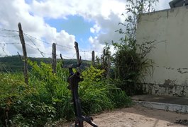 Chassi de moto é abandonado no bairro Massaranduba, em Arapiraca