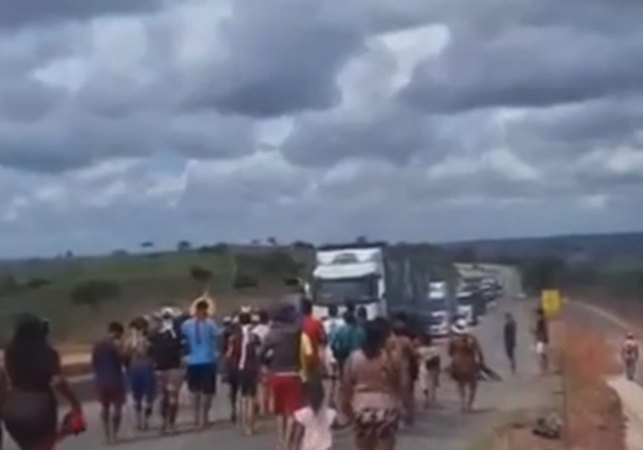 Indígenas da Aldeia Karapotó Plaki-ô fecham trecho da BR-101, em São Sebastião
