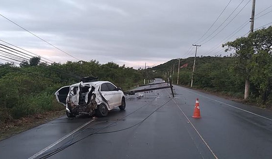 Carro derrapa na estrada molhada e derruba dois postes na AL-101 Norte