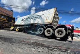 VÍDEO: Carreta com container quase tomba em esquina no bairro Cacimbas, em Arapiraca