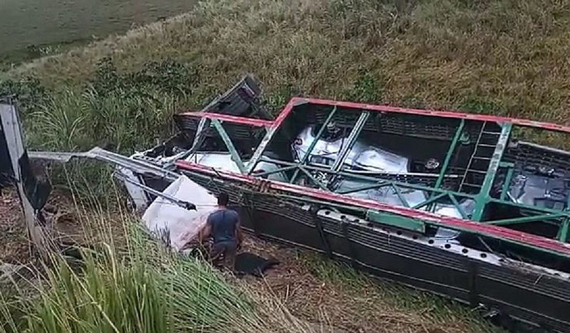 Caminhão-cegonha tomba em trecho de rodovia no interior de Alagoas
