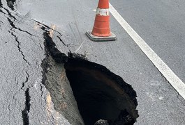 Trecho da BR-101 apresenta rachaduras e é interditado após fortes chuvas