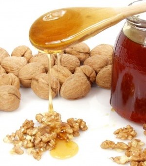 Conheça os benefícios do mel e amêndoas para o tratamento de manchas na pele