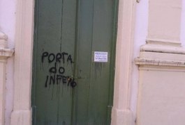 'Porta do Inferno': vândalos picham igrejas históricas de Marechal Deorodo