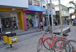 Jovens assaltam duas lojas no centro de Arapiraca em menos de trinta minutos