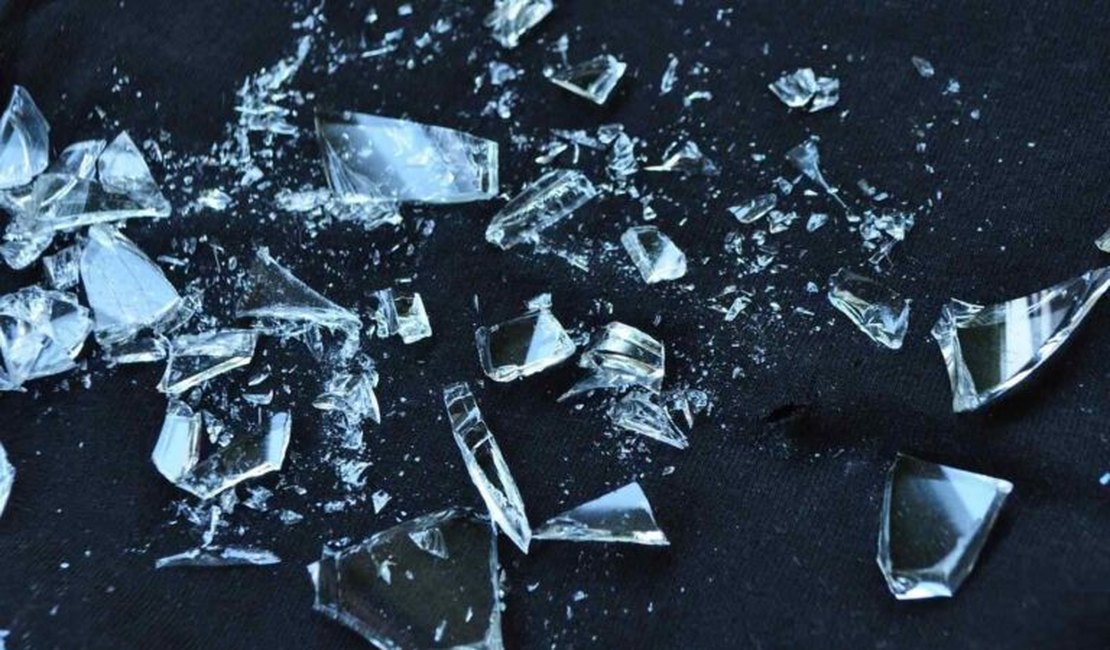 Homem se fere com cacos de vidro ao quebrar janela para ferir a esposa, em Marechal