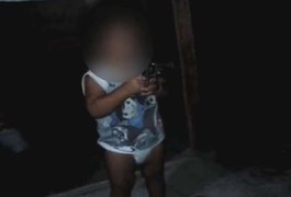 Mãe filma filho de dois anos com arma e perde guarda, na PB