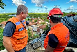 Após fortes chuvas, Defesa Civil vistoria residências em área de risco de Coqueiro Seco