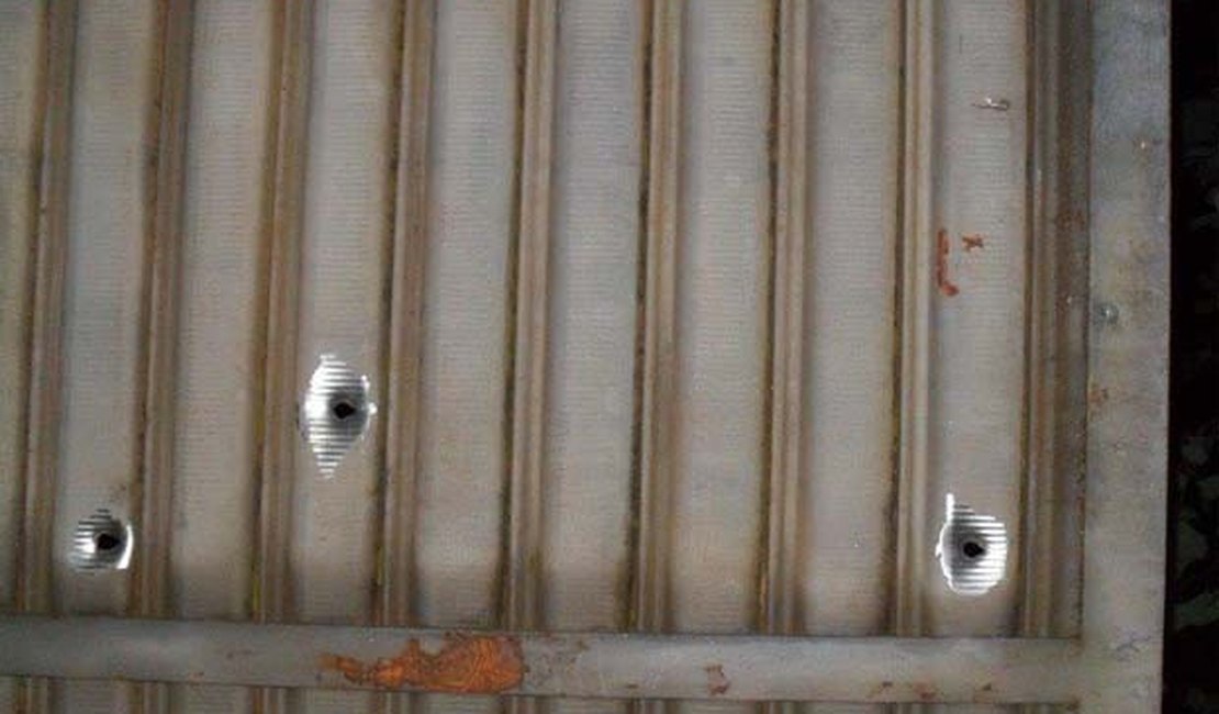 Homem efetua disparos em portão da casa da ex-mulher, em Arapiraca