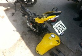 Polícia Militar recupera motocicleta que estava sendo depenada em Arapiraca