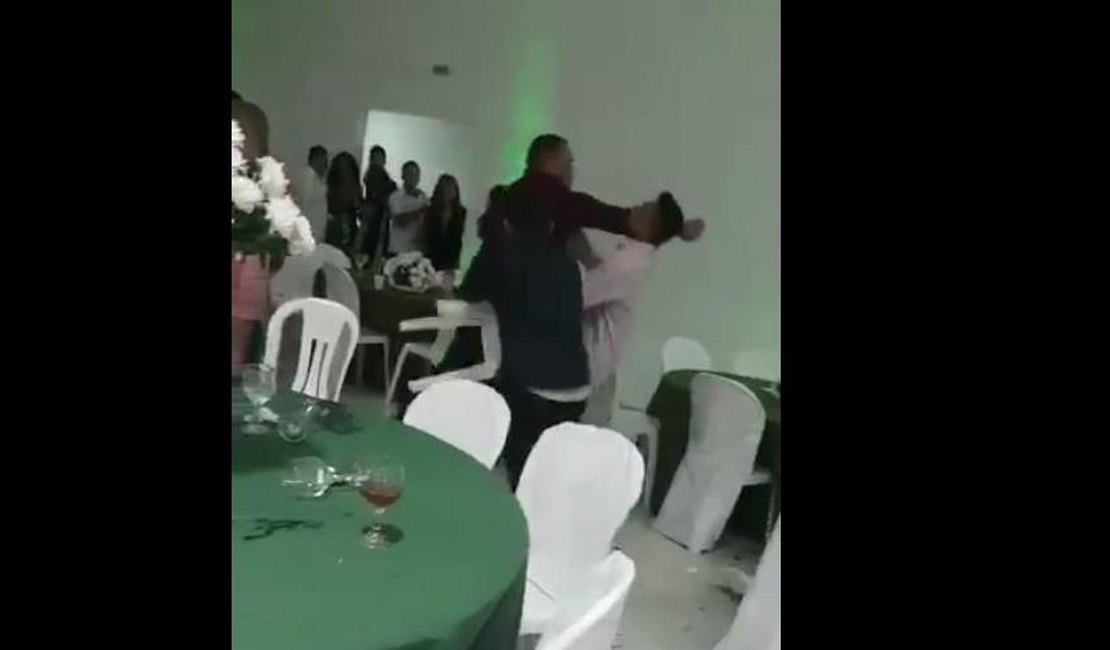 Vídeo. Empresa serve 'miojo' durante jantar de formatura e causa confusão entre formandos