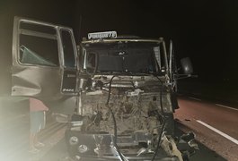 Duas pessoas ficam feridas em colisão entre carro e caminhão em Pilar