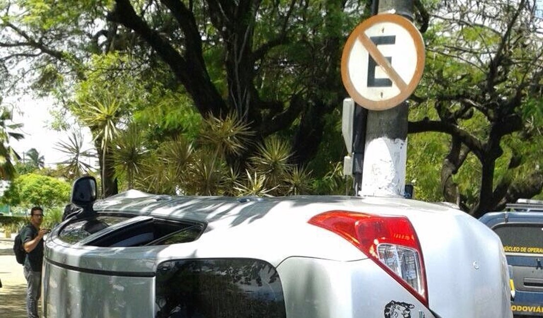 Após bater em viatura da PRF, carro capota na Praça Centenário