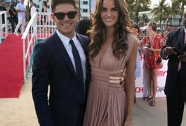 Izabel Goulart sofre com vento e deixa bumbum à mostra