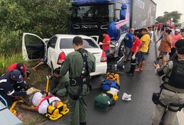 Grave colisão entre carro e caminhão deixa casal ferido na BR 316