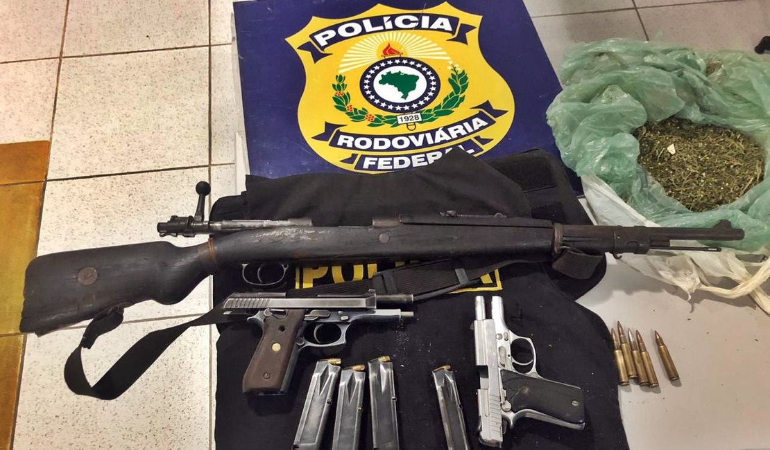 Falso policial é preso com fuzil, pistolas, carro roubado e drogas no interior de Alagoas