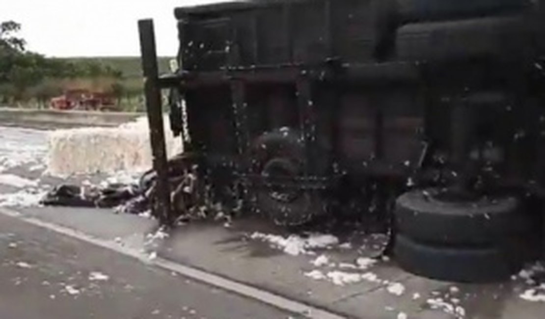 Caminhão carregado de algodão tomba e deixa condutor ferido em rodovia alagoana