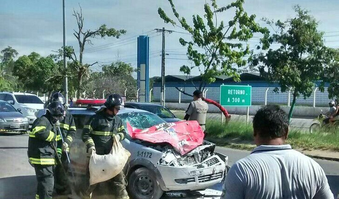 Viatura colide contra caminhão e três militares ficam feridos