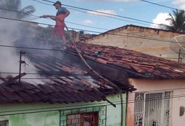 Incêndio após suposto curto-circuito destrói parte de residência e atinge outras duas em Boca da Mata