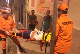 Carro bate em motocicleta e casal fica ferido no Centro de Arapiraca