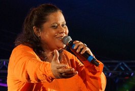 Irritada com barulho, sargento da PM invade bar, atira e atinge cantora arapiraquense