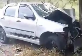 Dois saem feridos em batida de carro contra árvore na AL-145, no Sertão