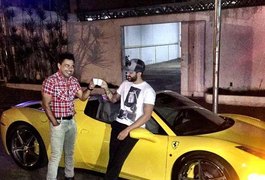 Zezé Di Camargo recebe críticas ao tirar onda com a Ferrari de Gusttavo Lima e ironizar a crise