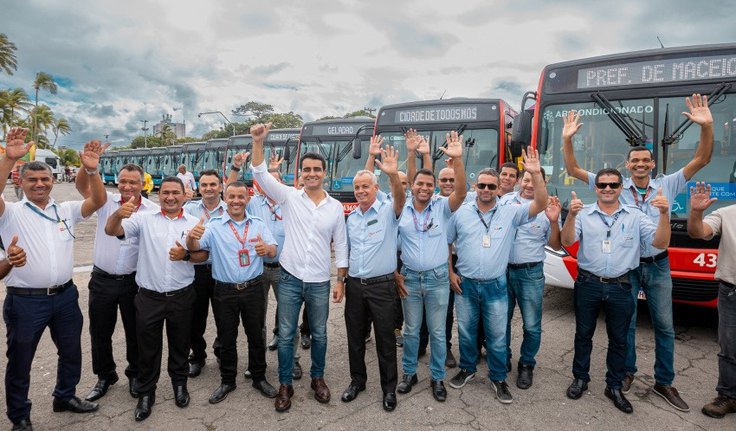 JHC entrega mais 21 ‘Geladões’ e reforça frota de ônibus em Maceió