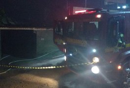 Fogo em vegetação avança sobre casas e provoca destruição no Sítio São Jorge