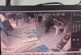 Vídeo. Homem é flagrado furtando caixa de som em loja no Centro de Arapiraca