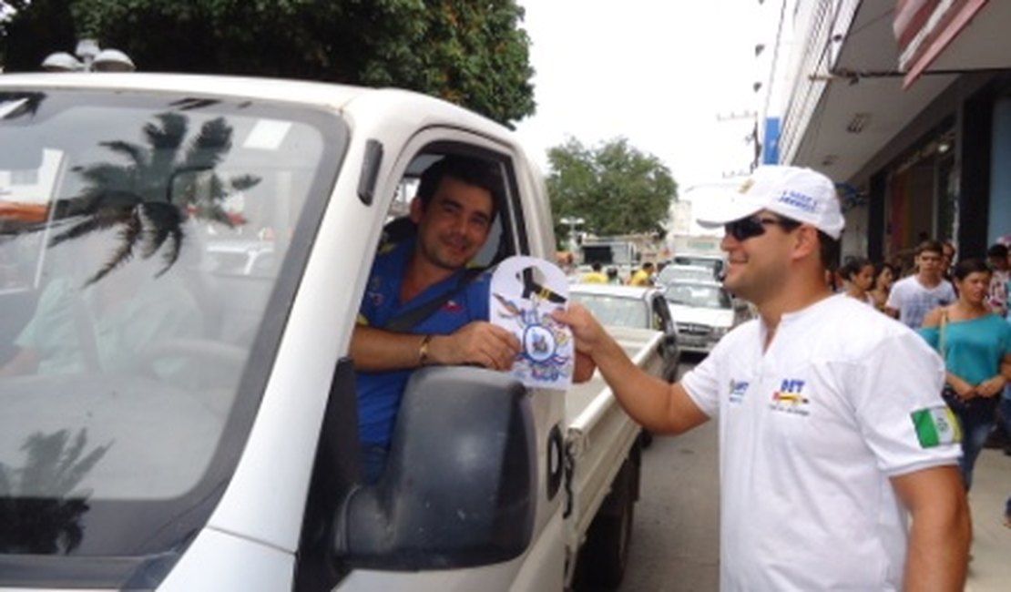 Panfletagem e faixas aéreas alertam população para segurança no carnaval