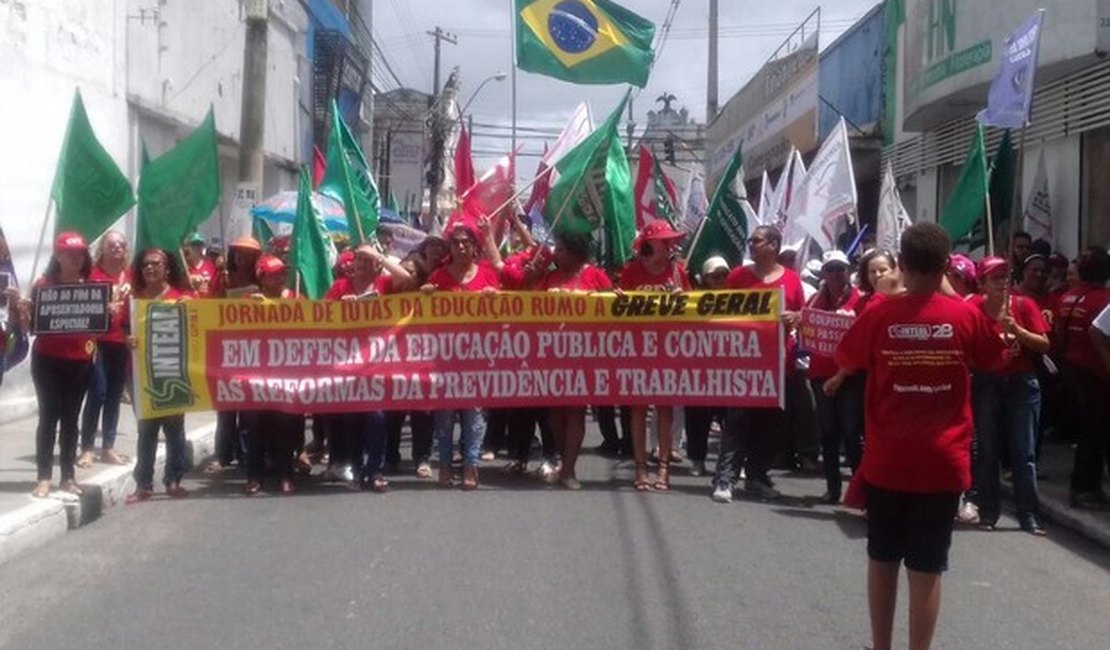 Contra reforma da previdência, movimentos sociais e sindicatos fazem protesto, em AL