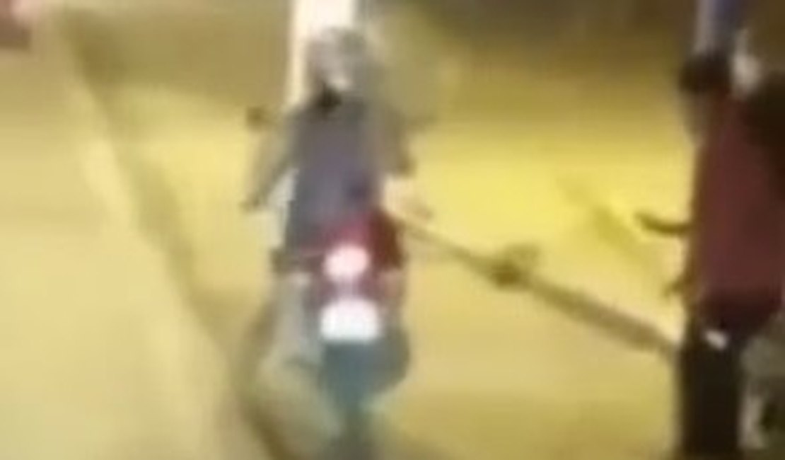 Casal que está assaltando em Maceió e Messias é identificado e polícia busca informações