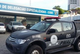 Suspeitos de assalto efetuam disparos, atingem viatura da PM e fogem