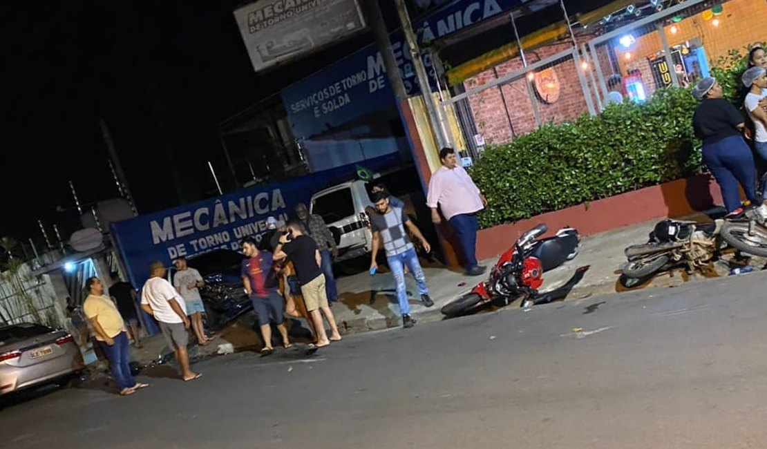 Motorista em alta velocidade arrasta motocicletas e colide em automóvel no bairro Eldorado