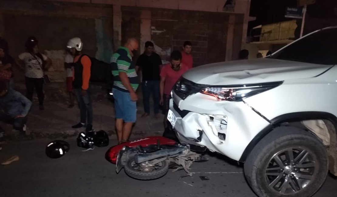 Motociclista avança em placa de parada obrigatória e é atingido por veículo de Vereador, em Arapiraca