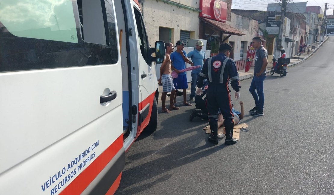 Mulher fica ferida após colidir em moto e cair de veículo no Centro de Arapiraca
