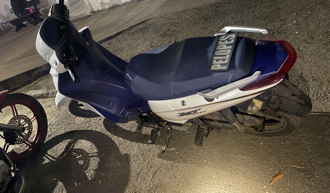 Moto furtada, dada como 'garantia de empréstimo', é apreendida e trio é levado à delegacia em Arapiraca