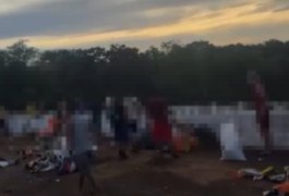 Carreta com carga de ração para cães tomba em Porto Real do Colégio