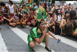 Bloco para e foliões sentam no asfalto para localizar mãe de garoto perdido