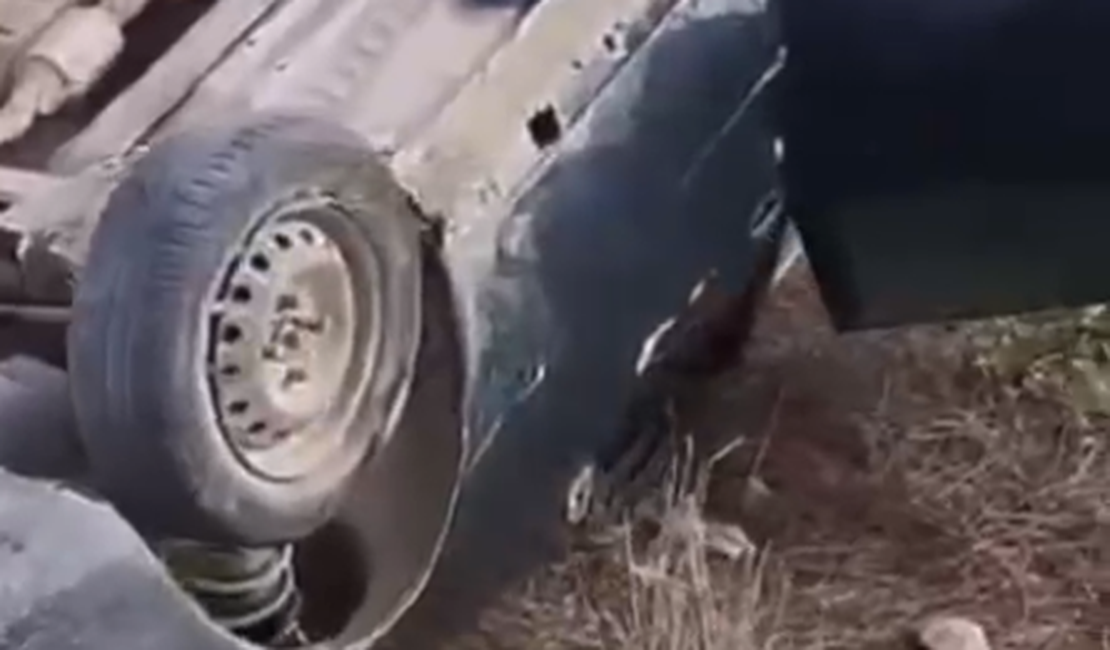 Motorista perde controle de carro e veículo capota na AL-220, em Batalha