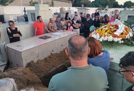 Vídeo. Sob forte comoção, influenciador arapiraquense  “Odete” é sepultado nesta sexta (23)
