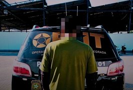 Polícia prende homem condenado por roubo de celulares na orla de Maceió