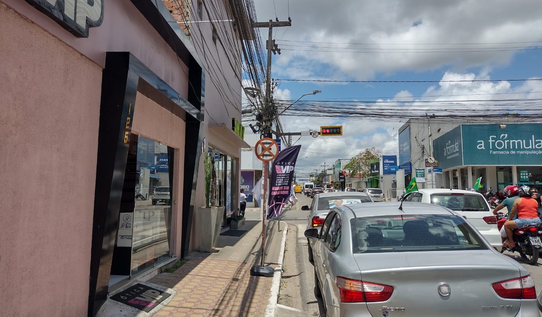 VÍDEO. Ladrão furta mala com 300 armações, notebook e celular de ótica, em Arapiraca; proprietário oferece recompensa