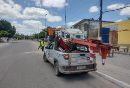 Motorista de caminhão dá ré, bate em poste e deixa região sem energia em Arapiraca