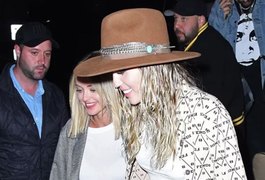 Miley Cyrus faz primeira aparição pública como namorada de Kaitlynn Carter