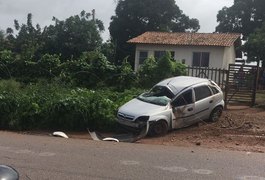 Motorista perde controle de carro e bate em poste na zona rural de Arapiraca