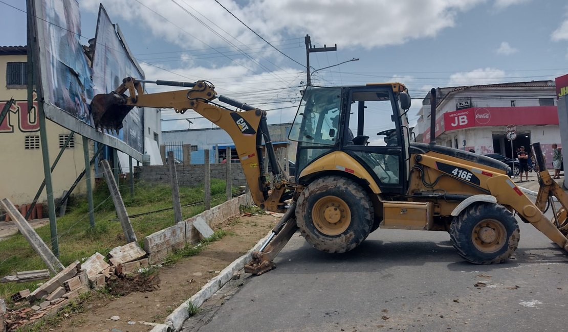 Vídeo. Mulher tenta impedir processo de readequação e remoção de outdoor realizado pela Prefeitura de Arapiraca