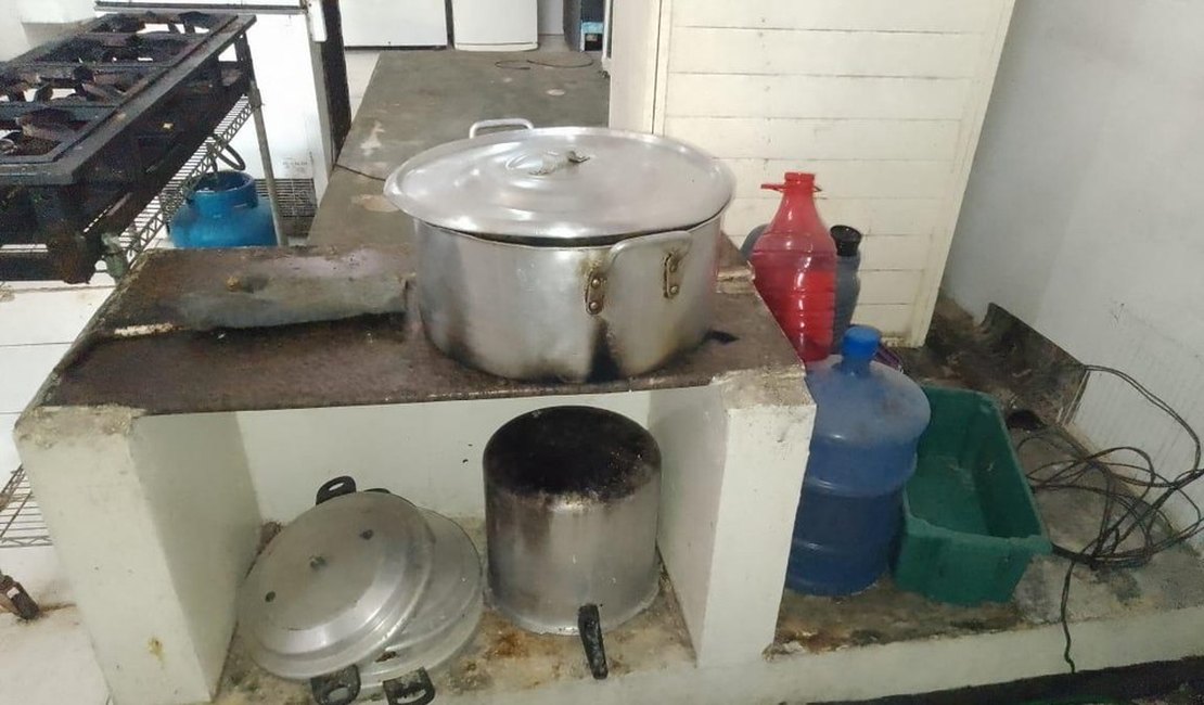 Fiscalização interdita fábrica de coxinhas e restaurante em Maceió